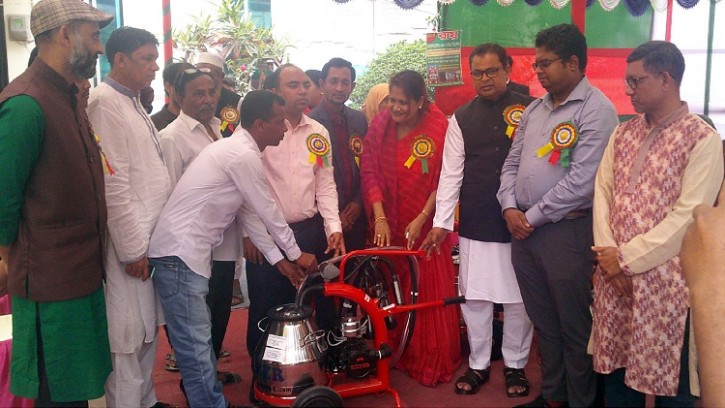 পলাশবাড়ীতে সুলভ মুল্যে ডিম ও দুধ বিক্রি এবং মিল্কিং মেশিন উদ্বোধন করেন স্মৃতি এমপি