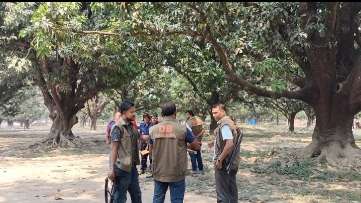 নয়ালাভাঙ্গায় দুই গ্রুপ ফোটাল ২০টি বোমা, আতঙ্কে এলাকার মানুষ