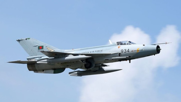 আকাশে উড়োজাহাজ উড়লেই কাঁপছে বুক!