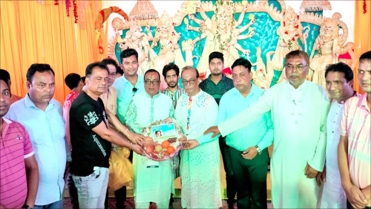 শিবগঞ্জে ৪১ পূজামন্ডপে উপজেলা চেয়ারম্যানের অনুদান