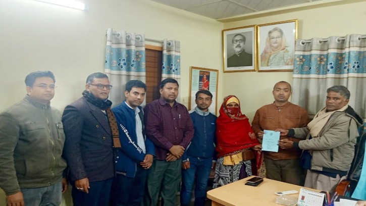 শিবগঞ্জে অসহায় নাজরিনের পাশে দাঁড়িয়েছেন সমাজসেবা কর্মকর্তা