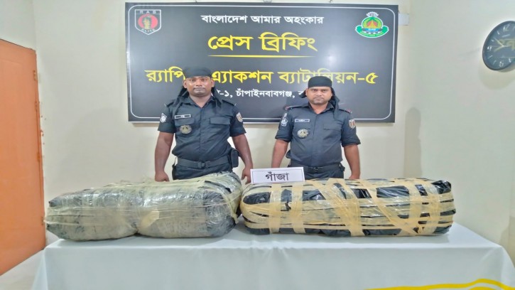 র‍্যাব-৫ এর অভিযানে ৩০ কেজি গাঁজা ও ১টি মাইক্রোবাস আটক  
