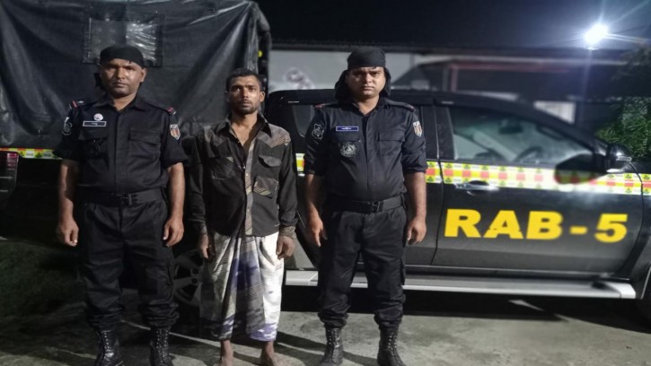 চাঁপাইনবাবগঞ্জে অস্ত্র ও গুলিসহ যুবক আটক