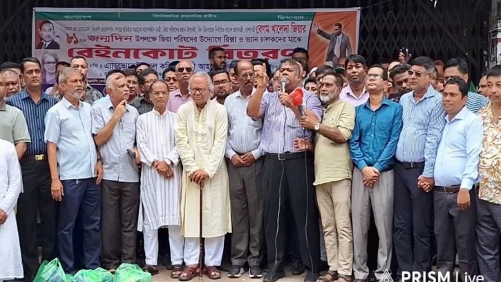  রিকশা-ভ্যানচালকদের মাঝে জিয়া পরিষদের রেইনকোট বিতরণ