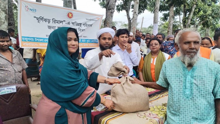 রিমালে ক্ষতিগ্রস্ত আমতলীর বিভিন্ন এলাকায় ত্রাণ বিতরণ অব্যাহত 