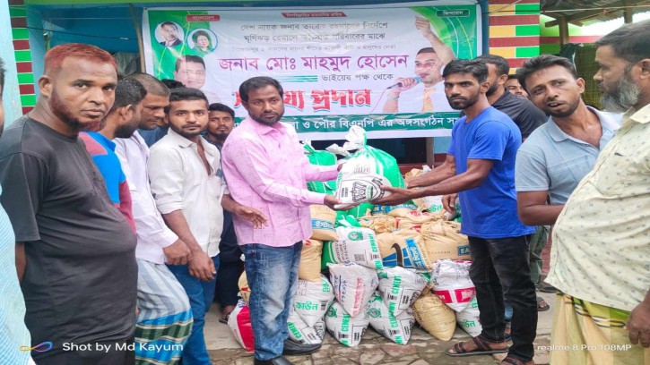  রেমালে ক্ষতিগ্রস্ত মানুষকে ত্রাণ দিলেন ভান্ডারিয়া কলেজের সাবেক ভিপি