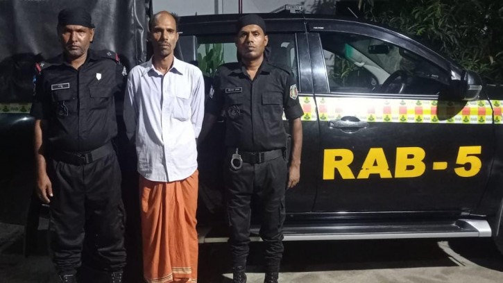 চাঁপাইনবাবগঞ্জে পেশাদার মাদক ব্যবসায়ী গ্রেফতার