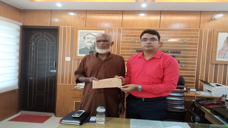 শিবগঞ্জে দুই পরিবার পেল অনুদানের চেক