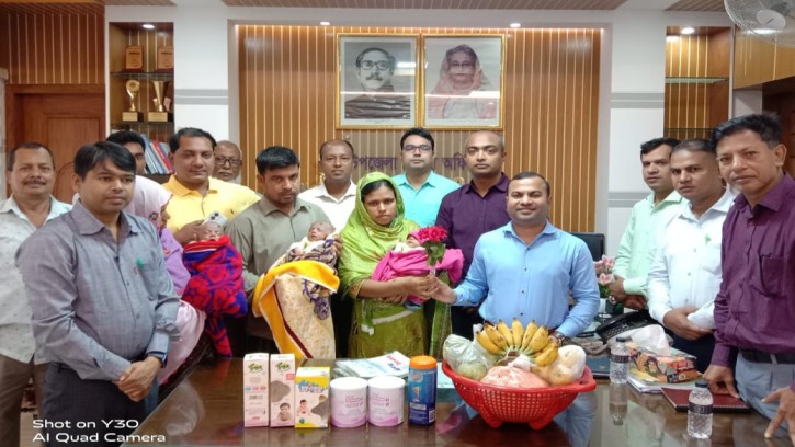 শিবগঞ্জে ৩ জমজ শিশুর পরিবার পেল পোশাক: খাদ্যসামগ্রী