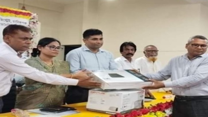 মানিকগঞ্জে শিক্ষক দিবসে ল্যাপটপ বিতরণ 