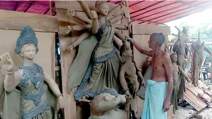 পলাশবাড়ীতে দুর্গাপূজা উপলক্ষে প্রতিমা তৈরীতে ব্যস্ত শিল্পীরা