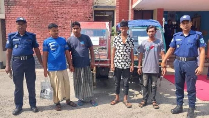 গাইবান্ধায় চোরাই ইজিবাইকসহ ৪ জন গ্রেফতার