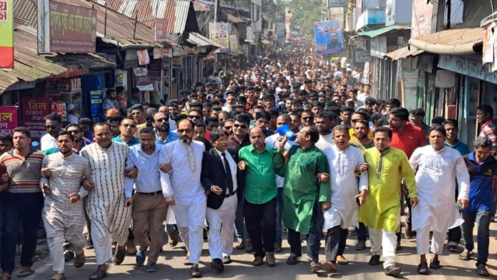 বিএনপি জামাতের অবরোধের প্রতিবাদে পিরোজপুর আওয়ামী লীগের বিক্ষোভ