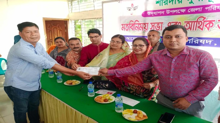 পিরোজপুরে ১২৩ পূজা মন্ডপে জেলা পরিষদের অনুদান বিতরণ