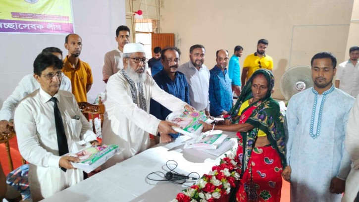 পিরোজপুরে দুর্গোৎসবে জেলা স্বেচ্ছাসেবকলীগের বস্ত্র বিতরণ