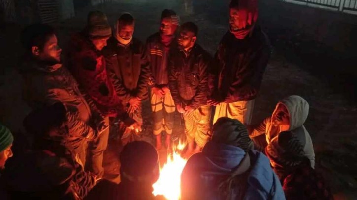 শিবগঞ্জে প্রায় ৭০ হাজার অসহায় মানুষ কাঁপছে শীতে