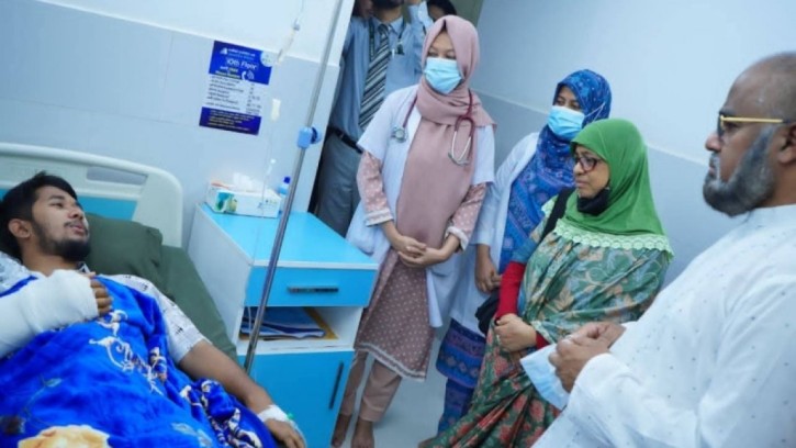 চবির আহত দুই শিক্ষার্থীর চিকিৎসা নিয়ে যা বললেন স্বাস্থ্য উপদেষ্টা