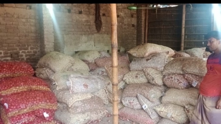 আমদানীকৃত পেঁয়াজের দাম এক দফাতেই বাড়ল ১৫ টাকা