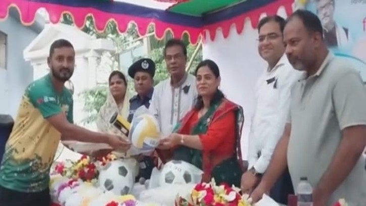 মেধাবী শিক্ষার্থীর মাঝে বাইসাইকেল বিতরণ