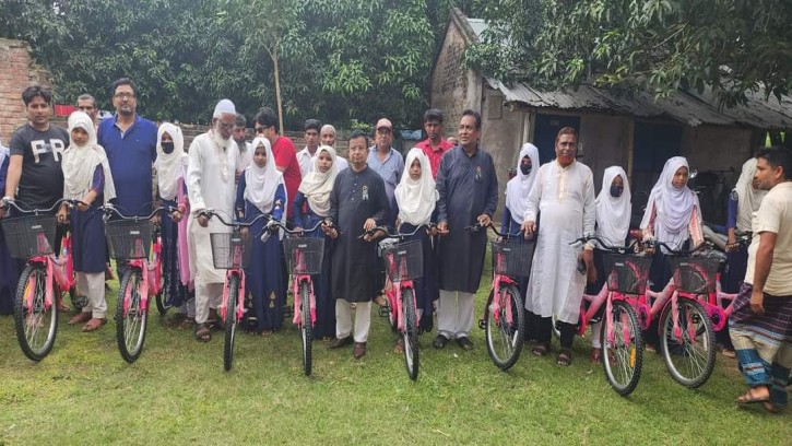 শিবগঞ্জে বাইসাইকেল ভ্যানগাড়ী ও অর্থ বিতরণ