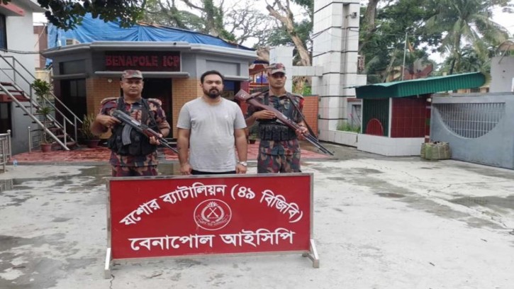 ভারতে পালানোর সময় যশোর ছাত্রলীগ নেতা পল্লব বেনাপোলে আটক