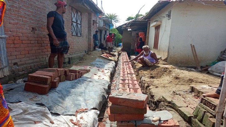 শিবগঞ্জে আশ্রয়ণ ঘরের অবৈধ সীমানা প্রাচীর গুড়িয়ে দিল প্রশাসন