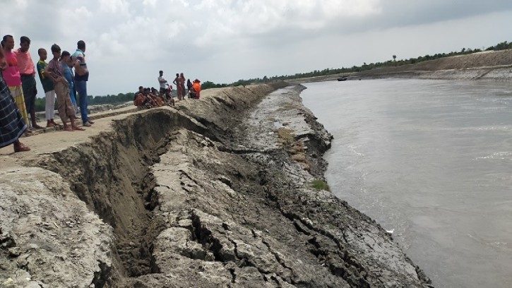 পাইকগাছার কপোতাক্ষের বাঁধে ভয়াবহ ভাঙ্গন: ঝুঁকিতে এলাকাবাসী 