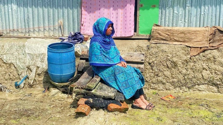 বিয়ের দাবিতে ১৬ দিন ধরে প্রেমিকের বাড়ীতে অবস্থান, প্রেমিক পলাতক!