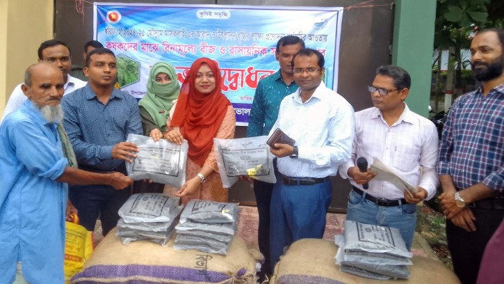 ভোলাহাটে কৃষকদের মাঝে বিনামূল্যে কৃষি প্রণোদনা বিতরণ