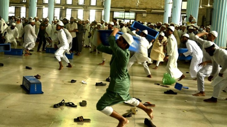 বায়তুল মোকাররমে দুই পক্ষের সংঘর্ষ, কয়েকজন মুসল্লি আহত 