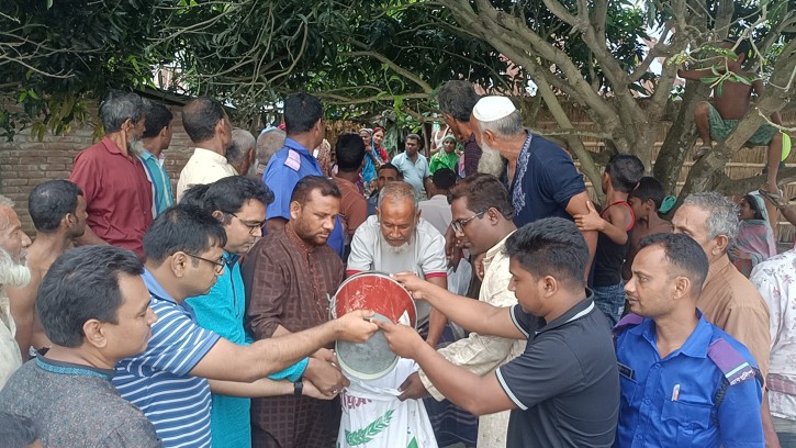 শিবগঞ্জে বন্যা কবলিত পরিবারের মাঝে ত্রাণ বিতরণ