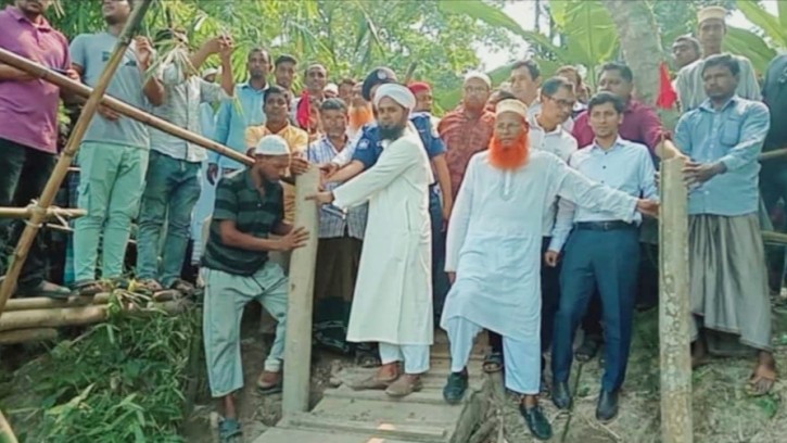 আমতলীতে স্বেচ্ছাশ্রমে কাঠের পুল নির্মানের উদ্বোধন