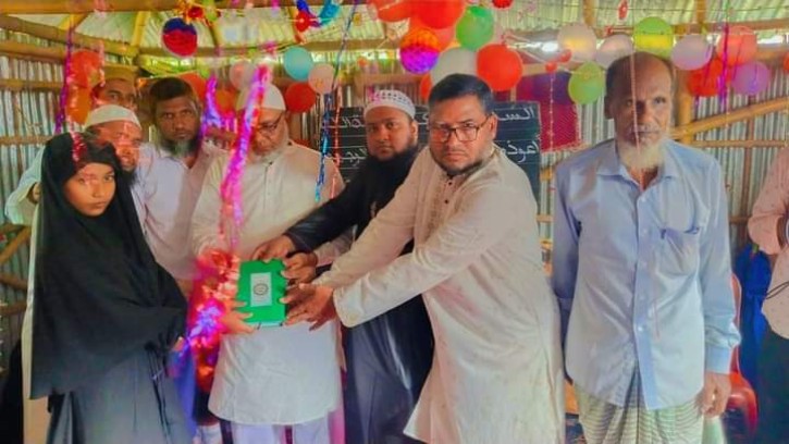 শিবগঞ্জে শিক্ষার্থীদের মাঝে কুরআন শরীফ বিতরণ 