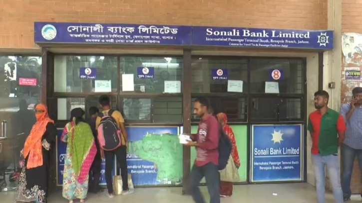 বেনাপোল সীমান্তে নারী-পুরুষ-শিশুসহ ৬ জনকে আটক করেছে বিজিবি