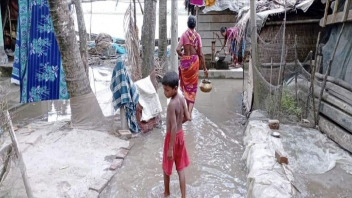 কপোতাক্ষ ভাঙ্গনের ঝুঁকি নিয়ে রাত কাটাচ্ছে শতাধিক জেলে পরিবার