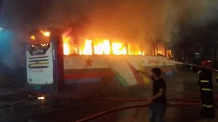 রামপুরায় বাস চাপায় শিক্ষার্থীর মৃত্যু, বাসে আগুন