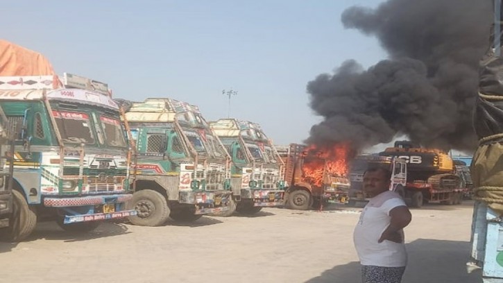 পেট্রাপোল বন্দরে রফতানি পণ্য বোঝাই ট্রাকে আগুন