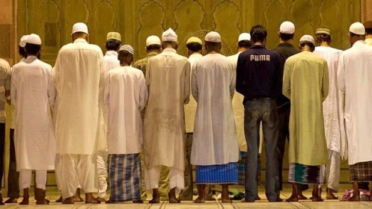 নামাজরত অবস্থায় মোবাইলের রিংটোন বেজে উঠলে কী করবেন?