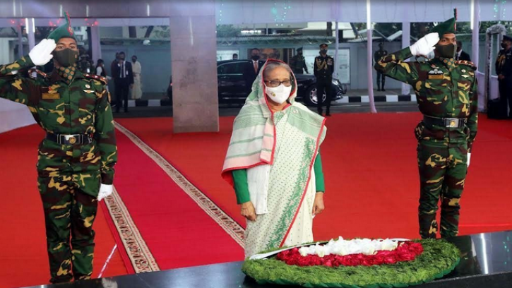  বিজয়ের সুবর্ণ জয়ন্তীতে জাতির পিতার প্রতি প্রধানমন্ত্রীর শ্রদ্ধা