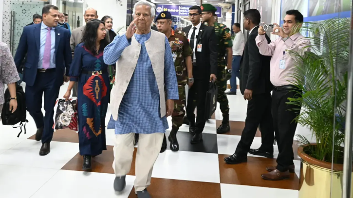 মালয়েশিয়া থেকে দেশে ফিরেছেন প্রধান উপদেষ্টা