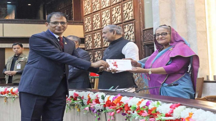 প্রধানমন্ত্রীর কাছ থেকে বিশেষ গবেষণার উপহার  নিলেন শিবগঞ্জের প্রফেসর সফিউর রহমান  