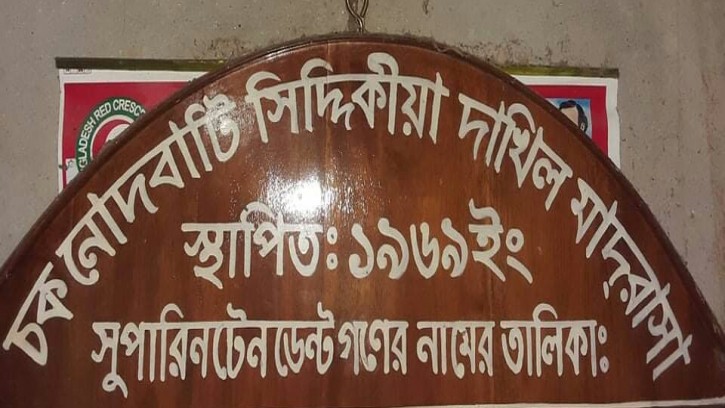 পত্নীতলায় অবৈধভাবে  শিক্ষকদের বেতন বন্ধের  অভিযোগ
