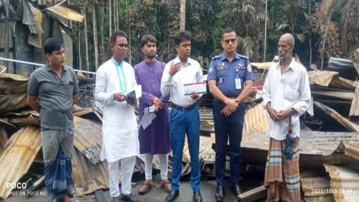 স্বরূপকাঠিতে অগ্নিকান্ডে ২১ দোকান ভস্মিভূত, সরকারি অনুদানের চেক প্রদান