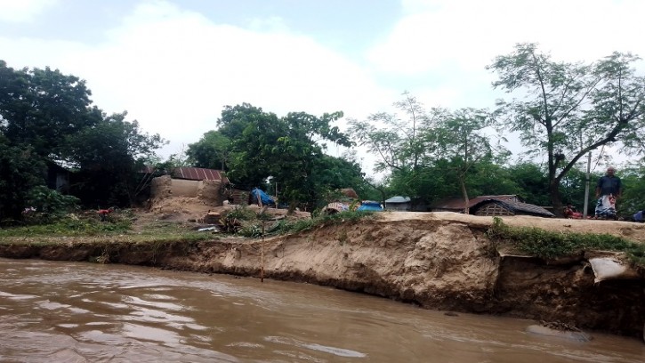   শিবগঞ্জেে এক মাসে আড়াইশ‘ বাড়ি নদীগর্ভে বিলীন