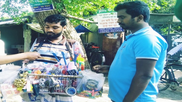 হরেক মালের ফেরী করে সংসার চলে প্রতিবন্ধী আয়াতুল্লাহ খোমনীর