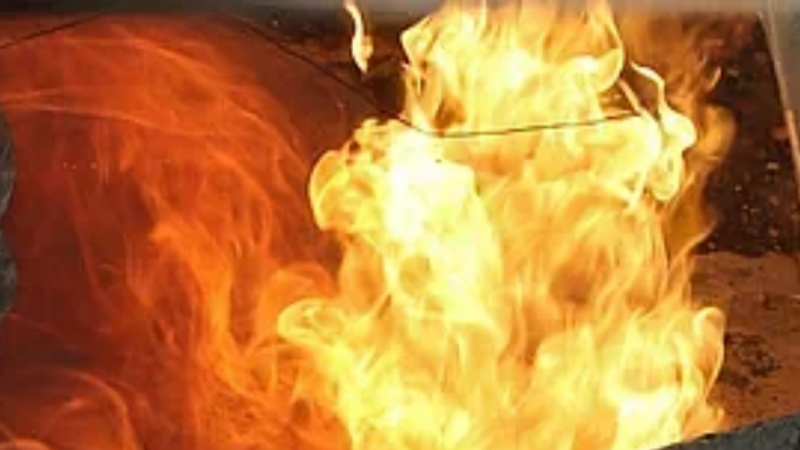 মুগদায় অগ্নিকাণ্ডে একই পরিবারের চারজন দগ্ধ