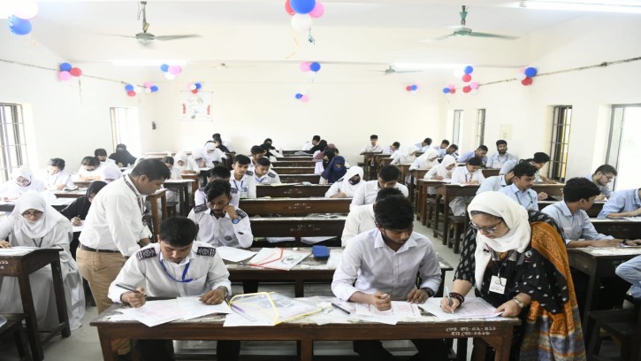 এইচএসসিতে প্রথম দিনেই অনুপস্থিত ৫৫২২ পরীক্ষার্থী