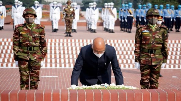 জাতীয় স্মৃতিসৌধে ভারতের রাষ্ট্রপতির শ্রদ্ধা নিবেদন