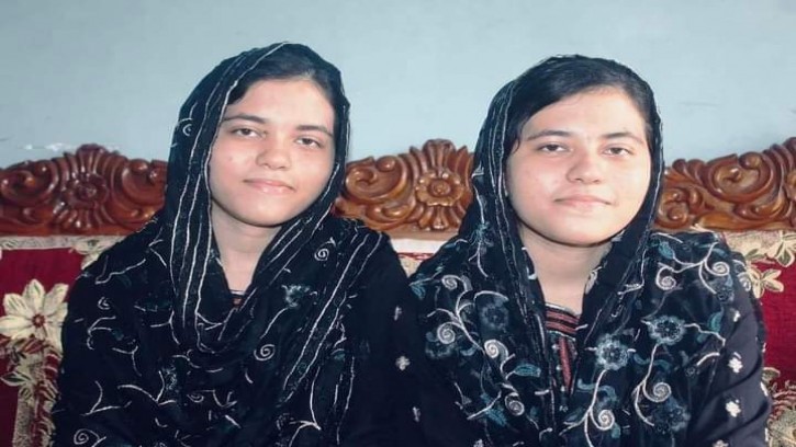 আলাদা দুই মেডিকেলে চান্স পেলেন যমজ দুই বোন