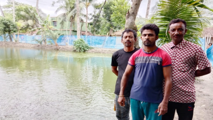 শিং মাছ চাষে সফল হতে চায় তিন বন্ধু